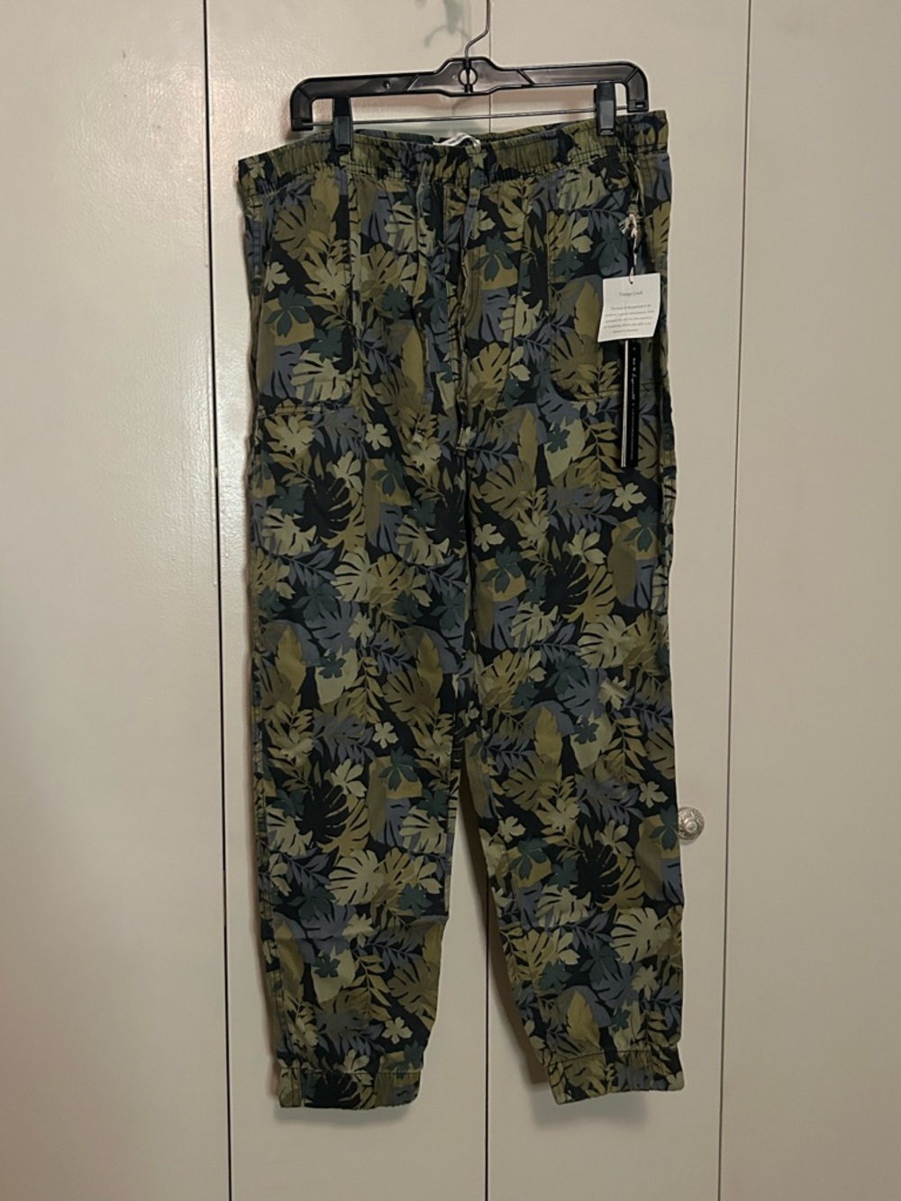 Nicole Miller Olive & Black Leaf-Print Jogger Pants